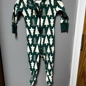 Hanna Andersson Forest Green and Cream Tree Print Footie